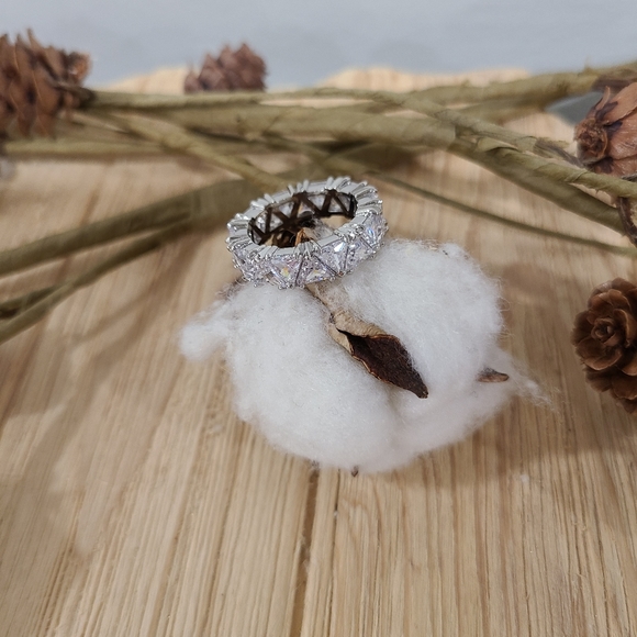 🎊🎊NEW🎊🎊BEAUTIFUL!! TRIANGLE CZ Ring in SILVER Plating 🎊🎊 - Picture 13 of 16